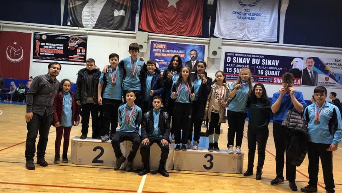 İlçemiz Okullarından Atatürk Ortaokulu Okul Sporları Bilek Güreşi Turnuvasında Büyük Başarı Elde Etti.